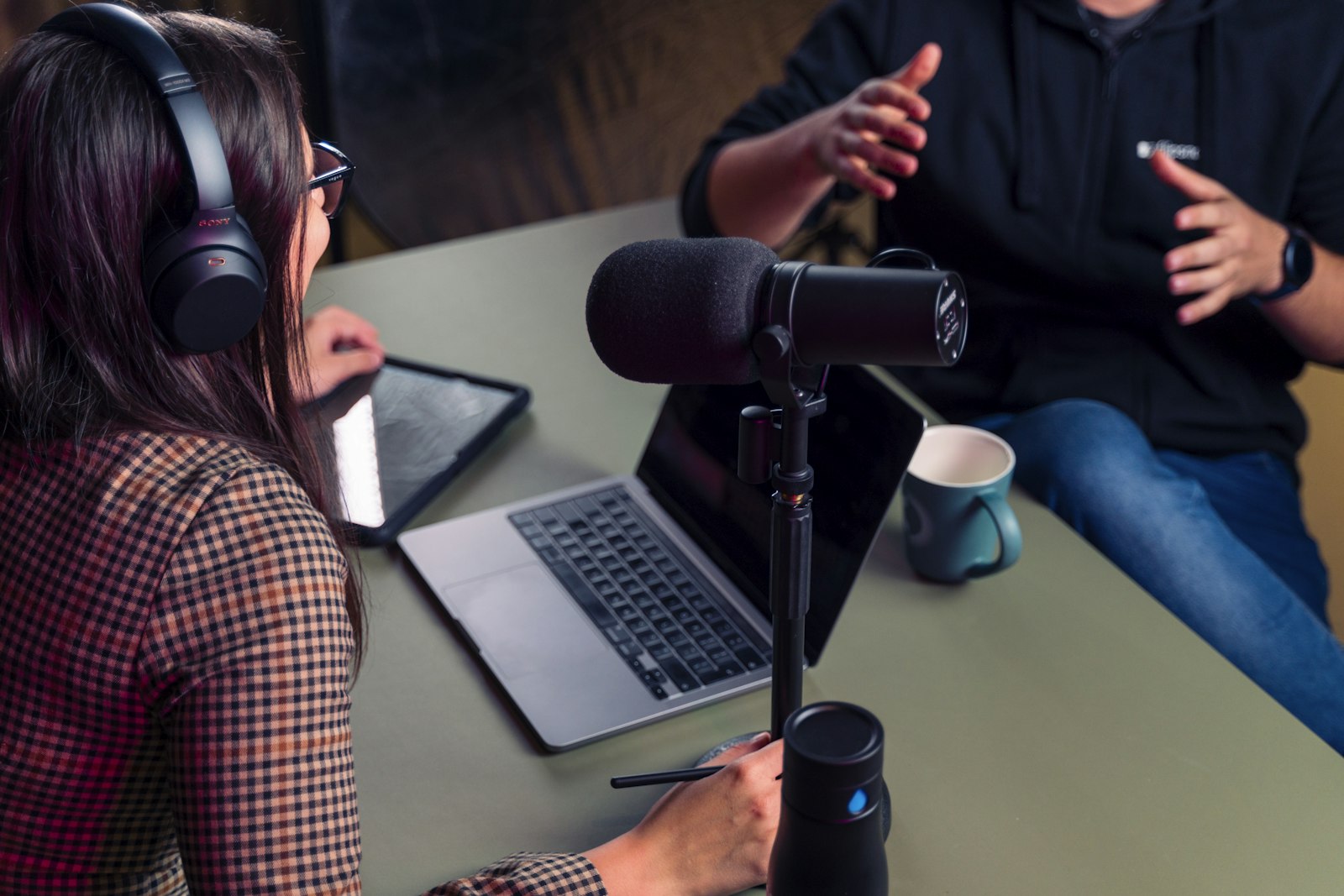 Deux micros de studio en podcast face à face